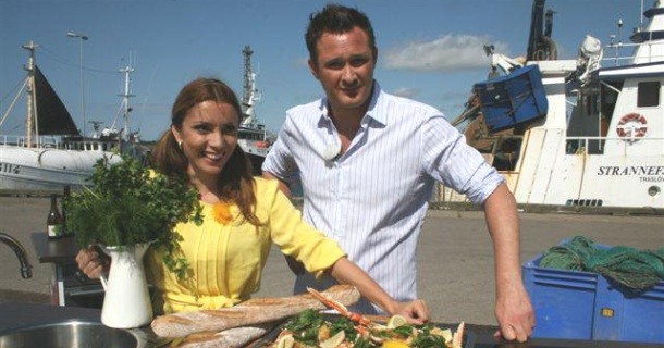 Alexandra Pascalidou och Tom Sjöstedt i tv programmet "Havets mat" i TV8 Play