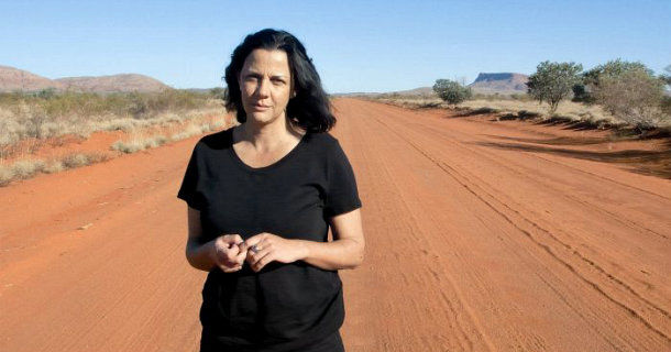 Curator Hetti Perkins i dokumentärserien "Aboriginernas konst" i SVT Play