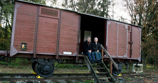 Avner och Itzik i tågvagn i dokumentären "Krig, kärlek och överlevnad" i UR Play