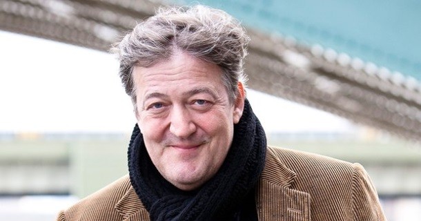 Stephen Fry i "Stephen Fry´s stora språkresa" i SVT Play