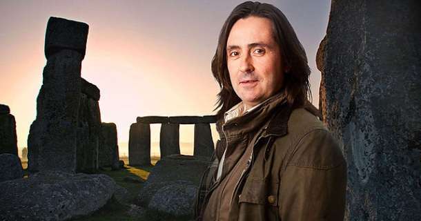 arkeologen Neil Oliver i serien "Efter Stonehenge - Storbrittaniens historia" i UR Play