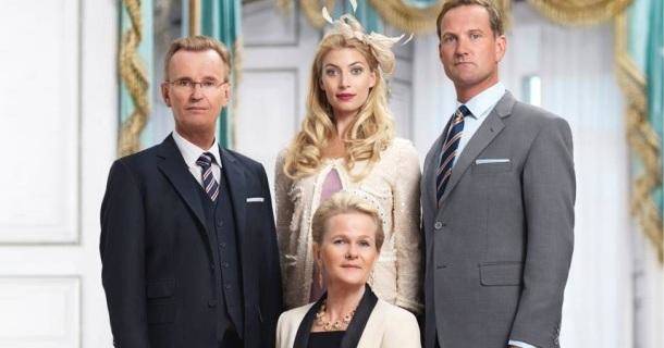 Den kungliga familjen i komediserien "Familjen Holstein-Gottorp" i TV4 Play