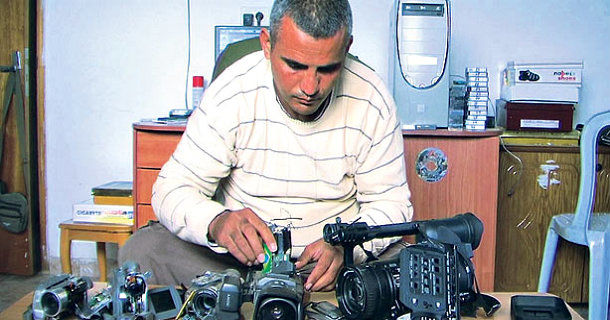 Palestinske Emad i Dox-dokumentären "Fem förstörda kameror" i SVT Play