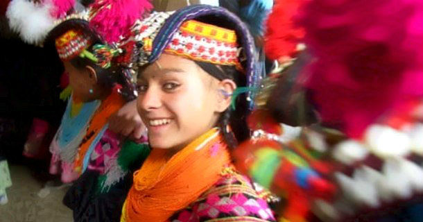 Kvinna inom Kalash-folket i dokumentären "Kalashfolkets kvinnor" i SVT Play