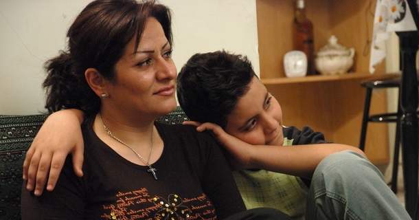 Mor och son i dokumentären "Lustäktenskap i Iran" i UR Play