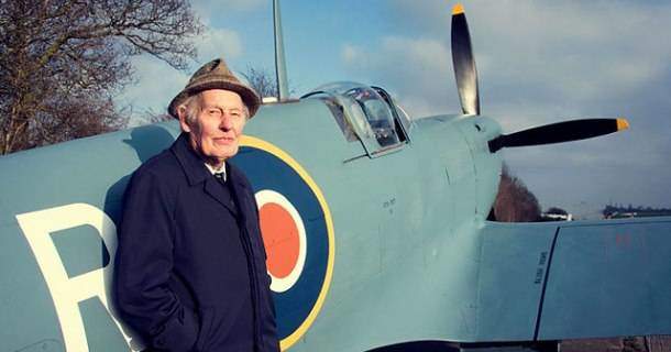Pilot Jimmy Taylor med Spitfire i dokumentären "Operation Crossbow - överlista Hitler" i SVT Play