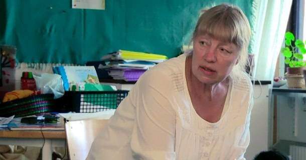 Läraren Maja Lundberg i dokumentären "Hej svensk" i SVT Play