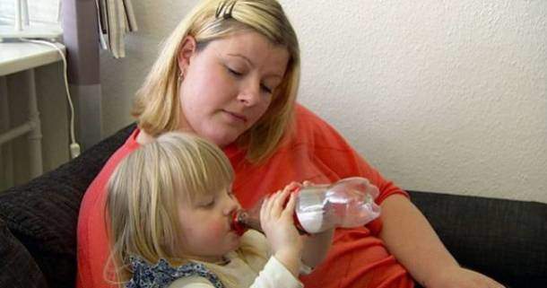 Barn som dricker Coca-Cola i dokuemenätren "Ska vi förbjuda sockret" i SVT Play