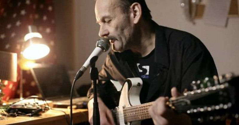 Man spelar gitarr i dokumentären "Tjuvgods" i SVT Play