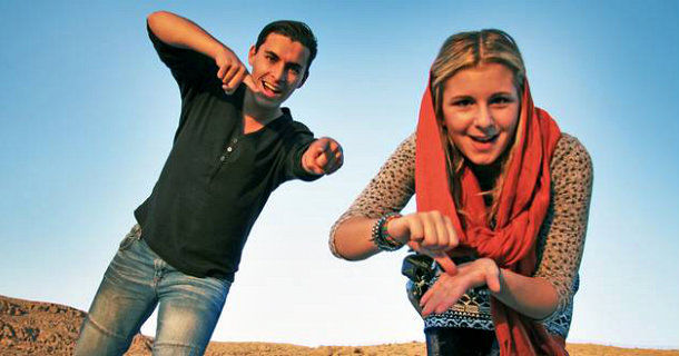 Oliver och Sofia i serien "Attending Iran" på teckenspråk i SVT Play