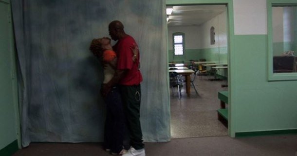 Kärlekspar i fängelse i dokumentären "Fredagsbussen till fängelset" i UR Play