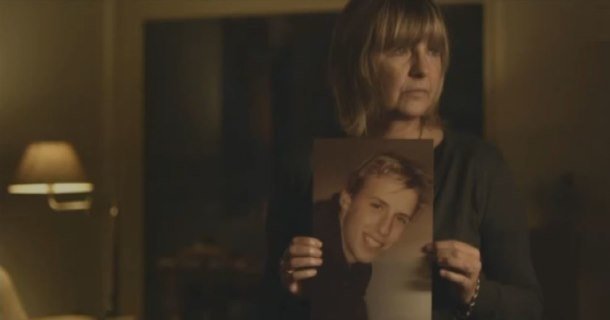 Mor med foto av sin son i dokumentären "Överleva döden" i UR Play