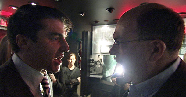En konfrontation mellan John Sweeney och Tommy Davis (talesman för Scientologikyrkan) 2007 under inspelningen av BBC:s dokumentär "Scientologins hemligheter ". Visas i SVT Play.