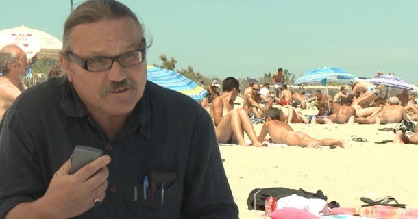 Fransk sociolog på stranden i dokumentären "En dag på stranden" i SVT Play
