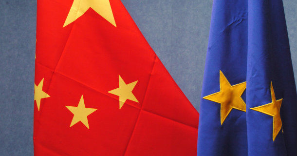 Kinesiska flaggan och Europaflaggan i dokumentären "Kina i Europa" i SVT Play