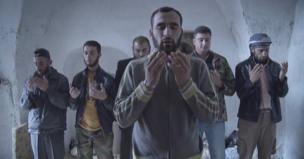 Muslimer ber i dokumentären "Syriens båda sidor" i SVT Play