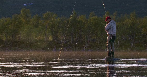 Fiskare i svensk fjällnatur i fiskeprogrammet Fjällfiske i SVT Play