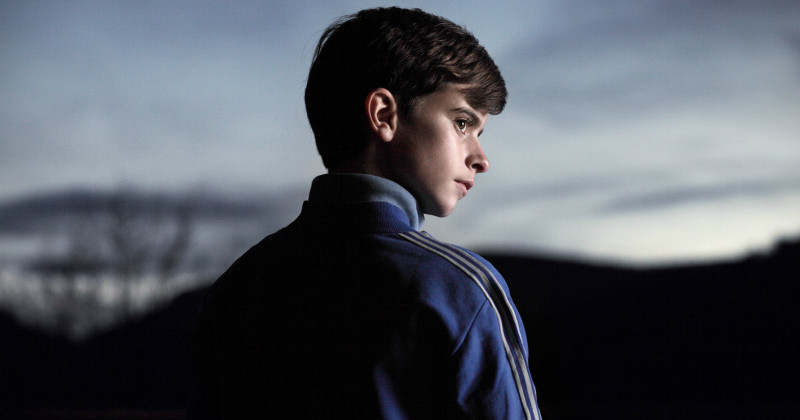 Ung pojke i andra säsongen av dramaserien Gengångare i SVT Play