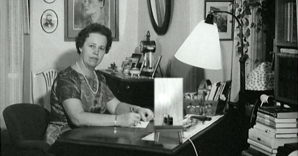 Skötare på barnhem för sinnesslöa i dokumentären "Ett oäkta barn" i SVT Play