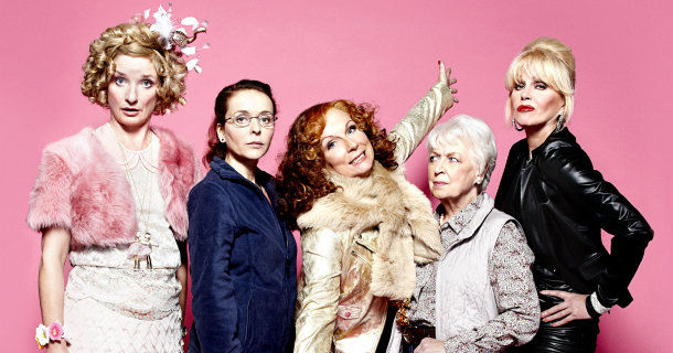 L-R Bubble (JANE HORROCKS), Saffy (JULIA SAWALHA), Edina (JENNIFER SAUNDERS), Mother (JUNE WHITFIELD), Patsy (JOANNA LUMLEY) i "Helt hysteriskt 20 år" i SVT Play