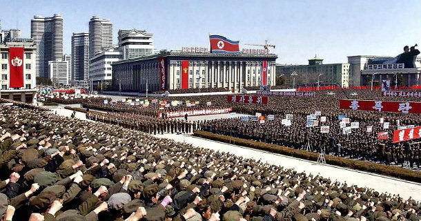 Nordkoreansk parad i "Korea - kriget utan slut" i SVT Play