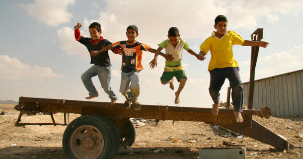 Lekande barn i dokumentären "Röster från El-Sayed" i SVT Play