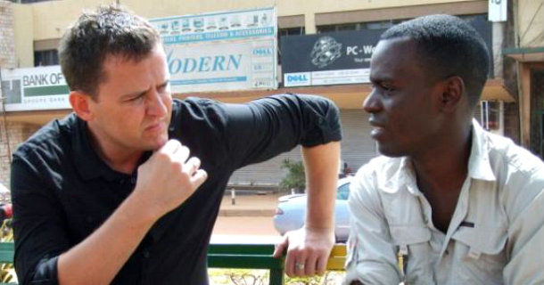 Scott Mills och ugandier i dockumentären "Världens farligaste land för homosexuella" i SVT Play