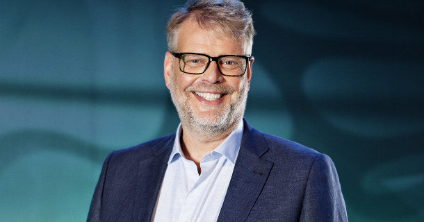 Hans Rosenfeldt i frågesportprogrammet "Förr eller senare" i TV4 Play