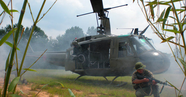 Stridshelikopter i dokumentärserien "Helicopter Wars" i TV10 Play