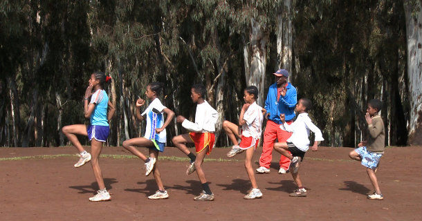 Tränande ungdomar i dokumentären "Löparbyn i Etiopien" i Ur Play