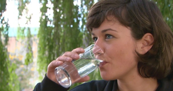 Kvinna dricker vatten i dokumentären "Vårt smutsiga vatten"