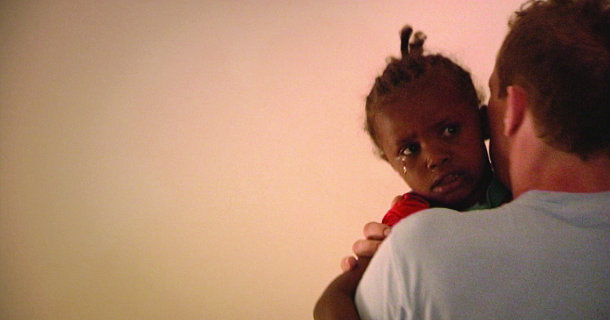 Adoptivbarn och adoptivförälder i dokumentären "Adoptionens pris" i UR Play