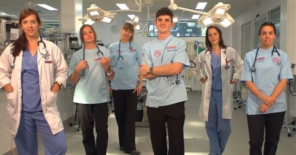 Veterinärstudenter i tv-serien "Djursjukhuset" i UR Play