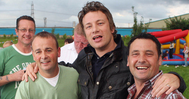 Jamie Oliver med vänner i "Jamie Olivers hälsosammaste rätter" i TV4 Play