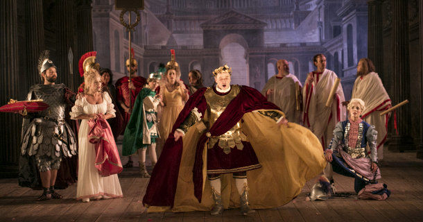 Operan Titus Mildhet i "Titus på Drottningholm" i SVT Play