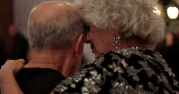 Äldre par i dokumentären "En stilla tango i Montevideo" i UR Play