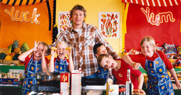 Jamie och skolelever i "Jamie Olivers skolmat" i TV4 Play