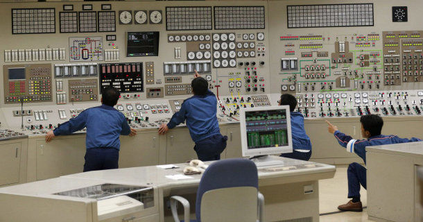 Kärnkraftstekniker i kontrollrummet i dokumentären "Katastrofen i Fukushima" i SVT Play