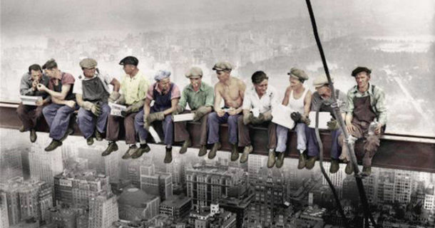 Byggarbetare på stålbalk i dokumentären "Lunch 250 meter ovanför Manhattan" i SVT Play