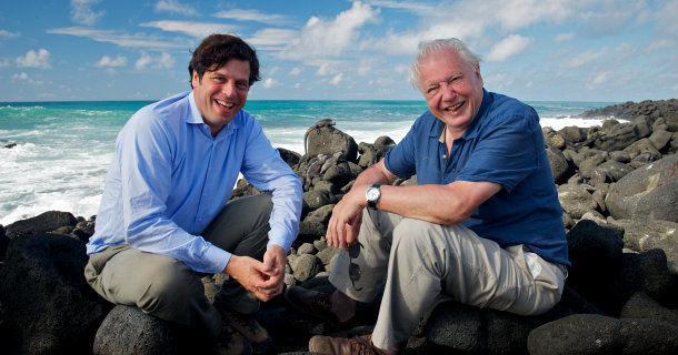 Anthony Geffen och David Attenborough i dokumentären "Galapagos - bakomfilmen" i UR Play