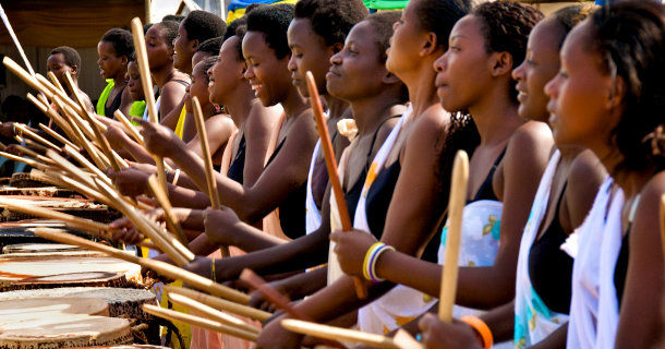 Den kvinnliga trumgruppen Ingoma Nshya i dokumentären "Glass och trummor i Rwanda" i UR Play