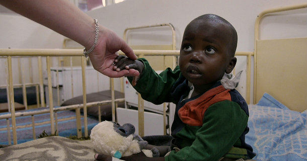 Barn på sjukus i "Hungerhjälpen: På plats i Zambia" i SVT Play