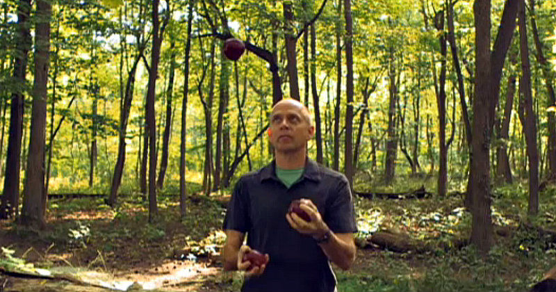 Man jonglerar med äpplen i dokumentären "Hjärnans dolda kreativtet" i UR Play
