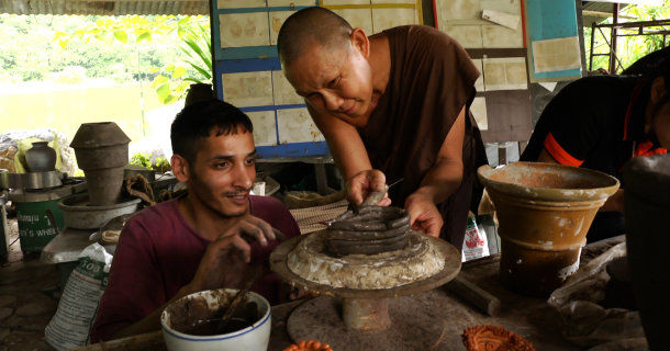 Aftad och thailändsk munk i dokumentären "Knarkarnas klosterliv" i UR Play