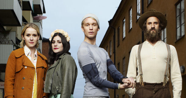 Lisa Henni som Cissi, Nour El-Refai som Rebecka, Björn Gustafsson som Mats och Mattias Fransson som Isak i serien "Söder om Folkungagatan" i Kanal 5 Play