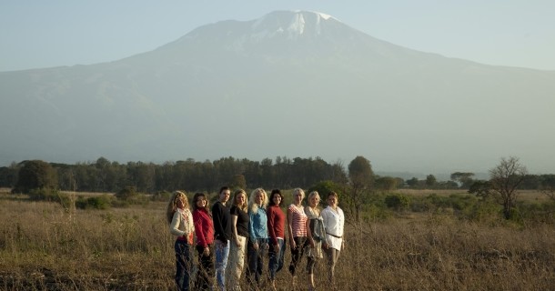 Tjejer framför Kilimanjaro i dokumentären "Tjejer till Kilimanjaro" i SVT Play