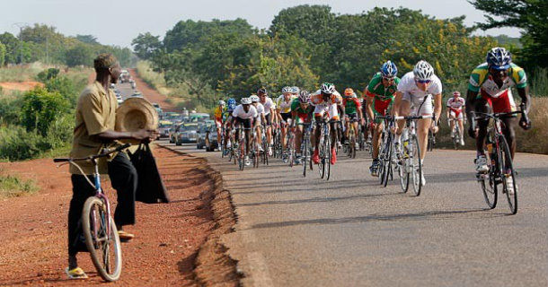 Klunga av cyklister i dokumentären "Tour du Faso" i UR Play