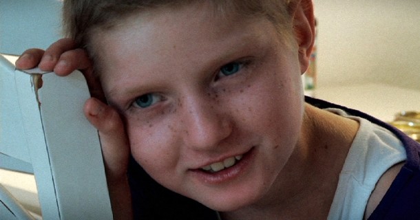 Cecile i dokumentären "Barndom med cancer" i UR Play