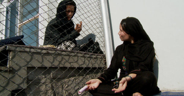 Kvinna bakom galler i dokumentären "Brottslig kärlek i Kabul" i SVT Play
