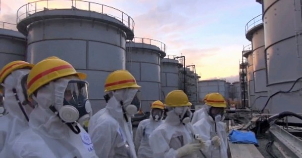 Saneringsarbetare i Fukushima i dokumentären "Skandalen i Fukushima" i SVT Play